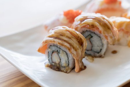 Foto de Comida japonesa. Sushi de salmón con arroz. Varios sushi en el plato. - Imagen libre de derechos