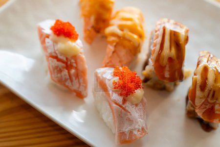 Foto de Comida japonesa. Sushi de salmón con arroz. Varios sushi en el plato. - Imagen libre de derechos