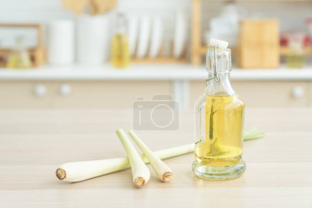 Foto de Concepto de aromaterapia. aceite esencial de hierba de limón. Botellas de aceite esencial de limoncillo en la mesa. - Imagen libre de derechos