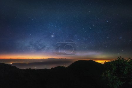 Foto de Vía Láctea sobre la ubicación en vista a la montaña entre la ruta de senderismo al Santuario de Vida Silvestre Chiang Dao. Provincia de Chiang Mai en Tailandia. - Imagen libre de derechos
