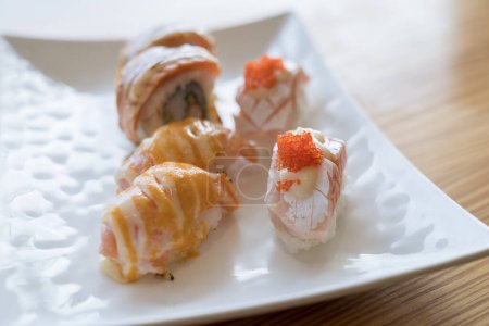 Téléchargez les photos : De la nourriture japonaise. Des sushis de saumon au riz. Divers rouleaux de sushi sur plaque. - en image libre de droit