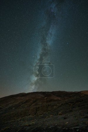 Milchstraße und Deep Sky Astrophoto. Landschaft mit Milchstraße bei Pangong Tso in Ladakh, Nordindien.