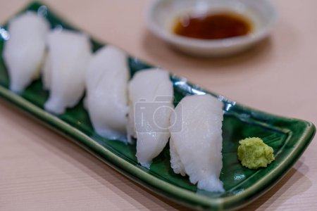 Japanisches Sushi-Set. Sushi Engawa auf dem Teller. Fluke Fin Sashimi.
