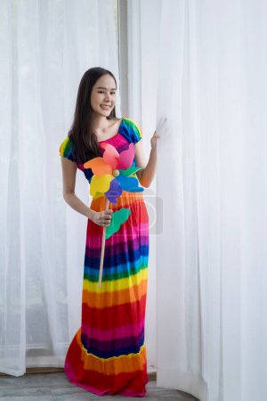 Foto de Lgbtq Concept. Mujeres jóvenes vestido de color arco iris. - Imagen libre de derechos