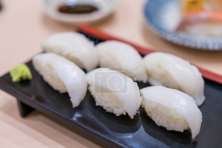 Japanisches Sushi-Set. Sushi Engawa auf dem Teller. Fluke Fin Sashimi. Engawa (Plattfischflosse).