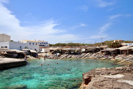 Téléchargez les photos : Vue principale de la baie de pêcheurs "Es Calo", avec des maisons de village blanches en arrière-plan, Formentera, Îles Baléares, Espagne. - en image libre de droit