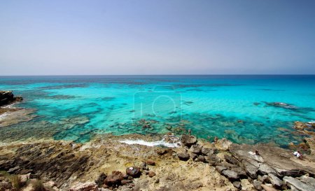 Téléchargez les photos : Vue sur la plage "Es calo d'es mort", l'un des plus beaux endroits de Formentera, Îles Baléares, Espagne. - en image libre de droit