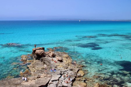 Téléchargez les photos : Vue sur la plage "Es calo d'es mort", l'un des plus beaux endroits de Formentera, Îles Baléares, Espagne. - en image libre de droit