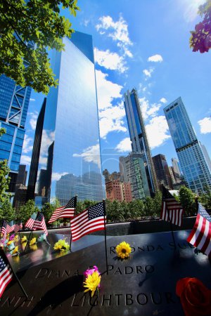 Téléchargez les photos : 9-11 Memorial and Museum, Financial Disctrict, NYC, États-Unis - 13 août 2022 : Soleil qui brille sur les bâtiments entourant le National September 11 Memorial and Museum construit en 2006. - en image libre de droit