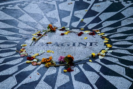 Téléchargez les photos : Détails du mémorial de Strawberry Fields dédié à la mémoire de John Lennon, assassiné dans ce très beau quartier de Central Park en 1981. - en image libre de droit