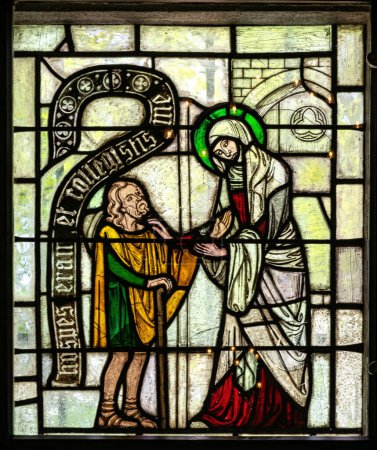 Foto de Vidriera ventana de la iglesia con escenas de misericordia y la vida de los santos - Imagen libre de derechos