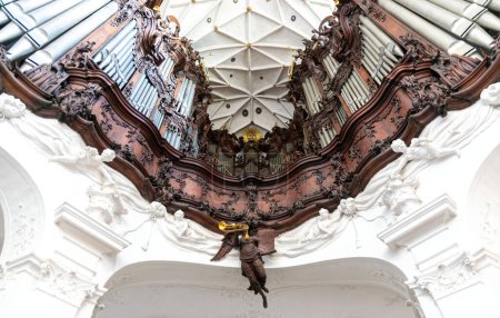 Foto de Órgano musical antiguo en una iglesia gótica - Imagen libre de derechos