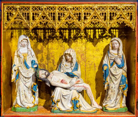 Téléchargez les photos : Bel ancien autel en bois sculpté dans l'église gothique médiévale catholique. Figure de Sainte Marie et crucifixion de Jésus Christ - en image libre de droit