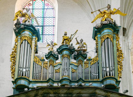 Foto de Antiguo órgano de pipa musical en una iglesia gótica - Imagen libre de derechos
