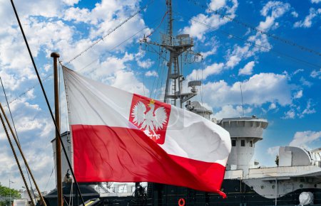 Forces navales polonaises. Drapeau polonais sur le fond d'un navire de guerre