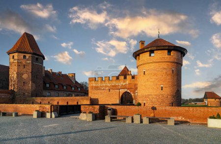 Malbork, Polonia - 02 de marzo de 2024: Capital medieval de los Caballeros Teutónicos, castillo de ladrillo gótico Malbork en Polonia. Atracción turística popular y patrimonio de la UNESCO