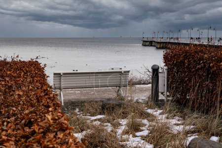 Téléchargez les photos : Vieille jetée en bois à Gdynia, côte de la mer Baltique - en image libre de droit