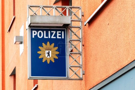 Téléchargez les photos : Département de police à Berlin, enseigne de rue - en image libre de droit