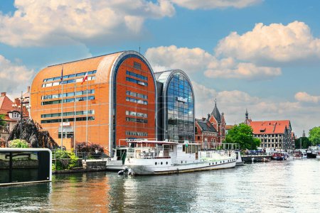 Bydgoszcz, Polen - 13. Juni 2023: Bunte, schöne Gebäude am Ufer des Flusses Brda in Bydgoszcz. Vergnügungsboote auf dem Fluss