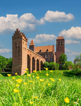 Kwidzyn, Pologne - 18 mai 2024 : Belle vue sur l'ancien château médiéval gothique en brique des chevaliers de l'ordre teutonique de Kwidzyn. Ancienne ville prussienne Marienwerder