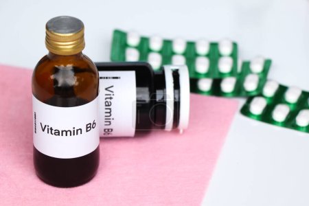 Vitamin-B6-Pillen in der Flasche, Nahrungsergänzungsmittel für die Gesundheit oder zur Behandlung von Krankheiten