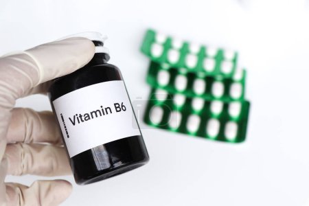 Téléchargez les photos : Vitamine B6 pilules dans une bouteille, complément alimentaire pour la santé ou utilisé pour traiter la maladie - en image libre de droit
