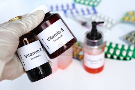 Píldoras de vitamina E en un frasco, suplemento alimenticio para la salud o utilizado para tratar enfermedades