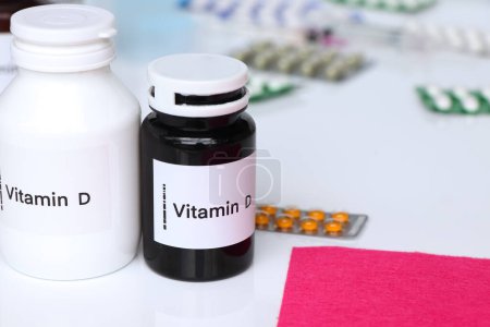 Téléchargez les photos : Pilules de vitamine D dans une bouteille, complément alimentaire pour la santé ou utilisé pour traiter la maladie - en image libre de droit