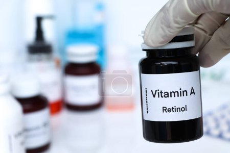 Téléchargez les photos : Pilules de vitamine A dans une bouteille, complément alimentaire pour la santé ou utilisé pour traiter la maladie - en image libre de droit