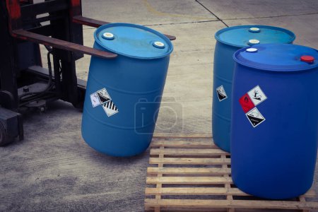 Téléchargez les photos : Symbole d'avertissement de danger chimique sur les conteneurs, produits chimiques dangereux dans l'industrie - en image libre de droit