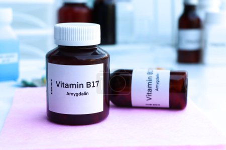 Téléchargez les photos : Vitamine B17 pilules dans une bouteille, complément alimentaire pour la santé ou utilisé pour traiter la maladie - en image libre de droit