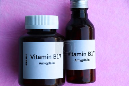 Téléchargez les photos : Vitamine B17 pilules dans une bouteille, complément alimentaire pour la santé ou utilisé pour traiter la maladie - en image libre de droit