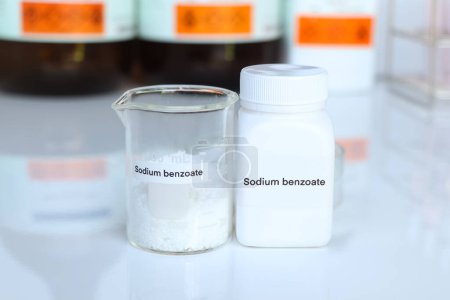  Natriumbenzoat im Glas, Chemikalien im Labor und in der Industrie, Chemikalien, die bei der Analyse verwendet werden