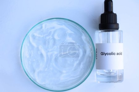 Ácido glicólico en una botella, ingrediente químico en un producto de belleza, productos para el cuidado de la piel