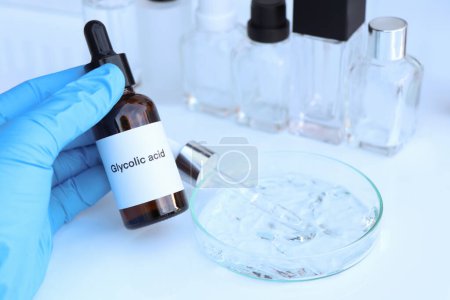 Foto de Ácido glicólico en una botella, ingrediente químico en un producto de belleza, productos para el cuidado de la piel - Imagen libre de derechos
