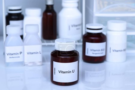 Téléchargez les photos : Pilules de vitamine U dans une bouteille, complément alimentaire pour la santé ou utilisé pour traiter la maladie - en image libre de droit