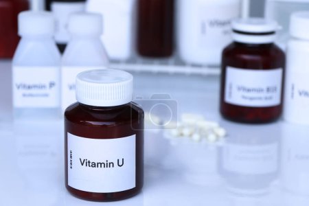 Téléchargez les photos : Pilules de vitamine U dans une bouteille, complément alimentaire pour la santé ou utilisé pour traiter la maladie - en image libre de droit