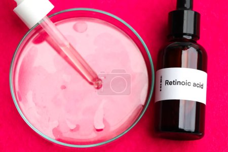 Foto de Ácido retinoico en una botella, ingrediente químico en un producto de belleza, productos para el cuidado de la piel - Imagen libre de derechos