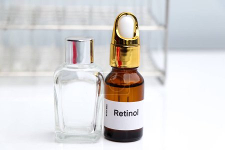Foto de Retinol en una botella, ingrediente químico en un producto de belleza, productos para el cuidado de la piel - Imagen libre de derechos