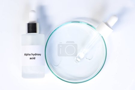 Foto de Ácido alfa hidroxi en una botella, ingrediente químico en un producto de belleza, productos para el cuidado de la piel - Imagen libre de derechos