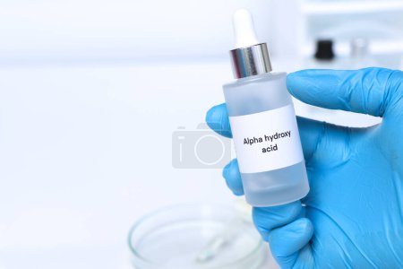 Foto de Ácido alfa hidroxi en una botella, ingrediente químico en un producto de belleza, productos para el cuidado de la piel - Imagen libre de derechos