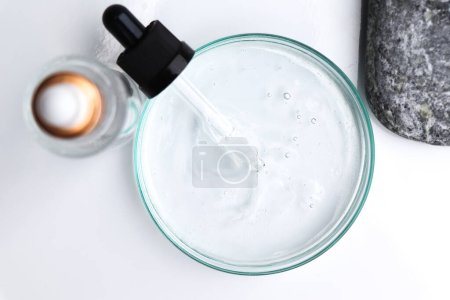 Téléchargez les photos : Liquide ou matière première blanche pour produits de soins de la peau, produits sériques ou produits chimiques naturels - en image libre de droit