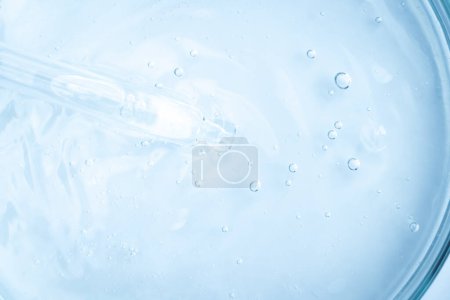 Foto de Líquido blanco o materia prima para productos para el cuidado de la piel, productos del suero o productos químicos naturales - Imagen libre de derechos