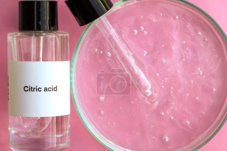 Foto de Ácido cítrico en una botella, ingrediente químico en un producto de belleza, productos para el cuidado de la piel - Imagen libre de derechos