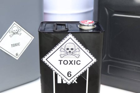 Foto de El símbolo tóxico en los productos químicos, productos químicos peligrosos en la industria o el laboratorio - Imagen libre de derechos