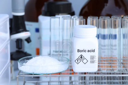 Téléchargez les photos : Acide borique en bouteille, produit chimique en laboratoire et dans l'industrie, Produits chimiques utilisés dans l'analyse - en image libre de droit