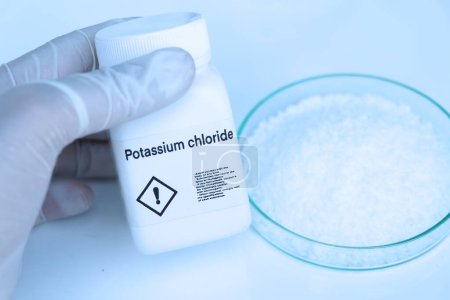 Foto de Cloruro de potasio en botella, químico en el laboratorio y la industria, Productos químicos utilizados en el análisis - Imagen libre de derechos