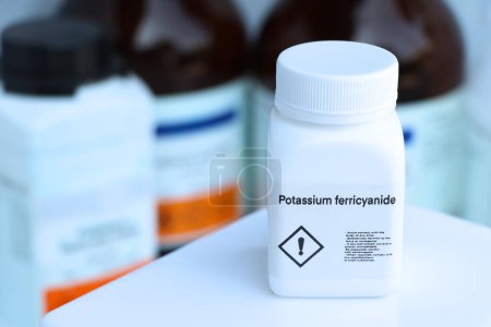 Foto de Ferricianuro potásico en botella, químico en laboratorio e industria, Productos químicos utilizados en el análisis - Imagen libre de derechos
