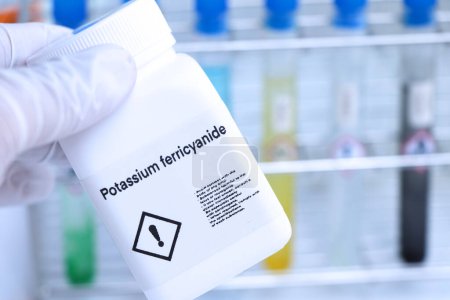 Foto de Ferricianuro potásico en botella, químico en laboratorio e industria, Productos químicos utilizados en el análisis - Imagen libre de derechos