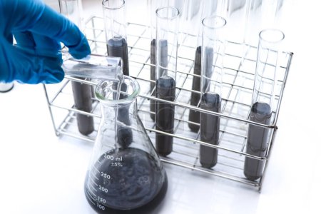 Téléchargez les photos : Chemical in test tube, chemical in the laboratory and industry - en image libre de droit